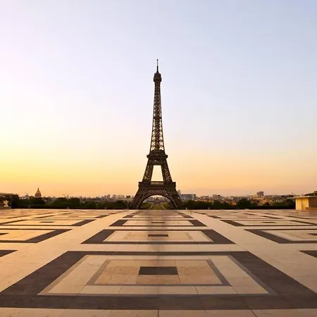 Small Near Eiffel Tower 招待所 *